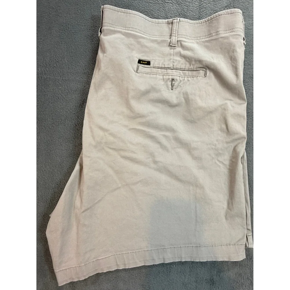 Lee Extreme Motion Mens Khaki Chino Shorts Tan Flat Front Size 54